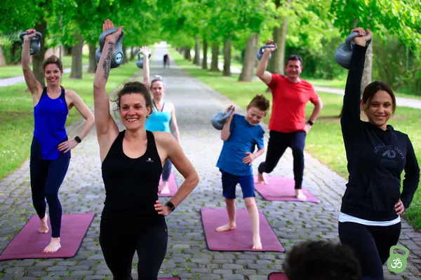 De groep traint samen met kettlebells