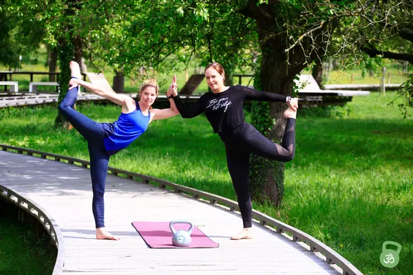 Deelnemers in een yogahouding gericht op balans